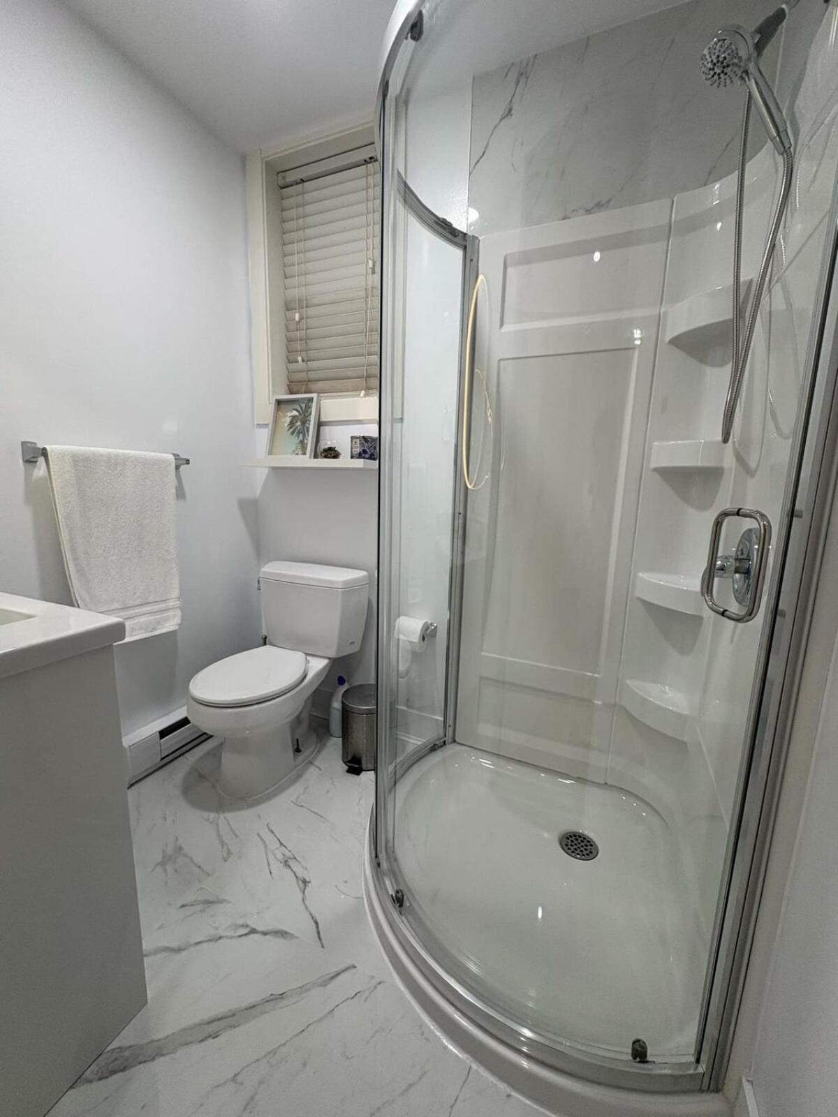 Guest Room With Private Bath In Langford Виктория Экстерьер фото