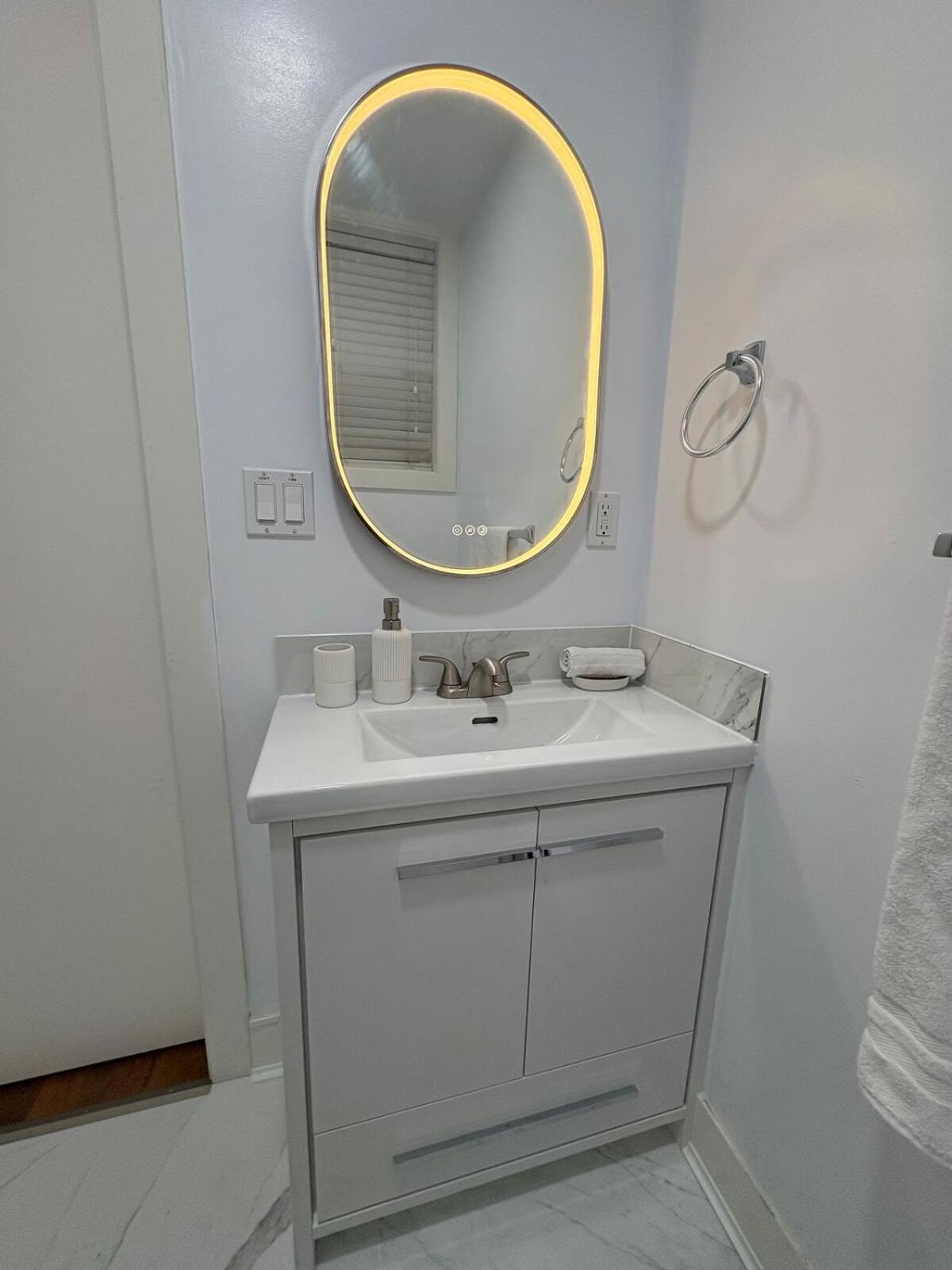 Guest Room With Private Bath In Langford Виктория Экстерьер фото