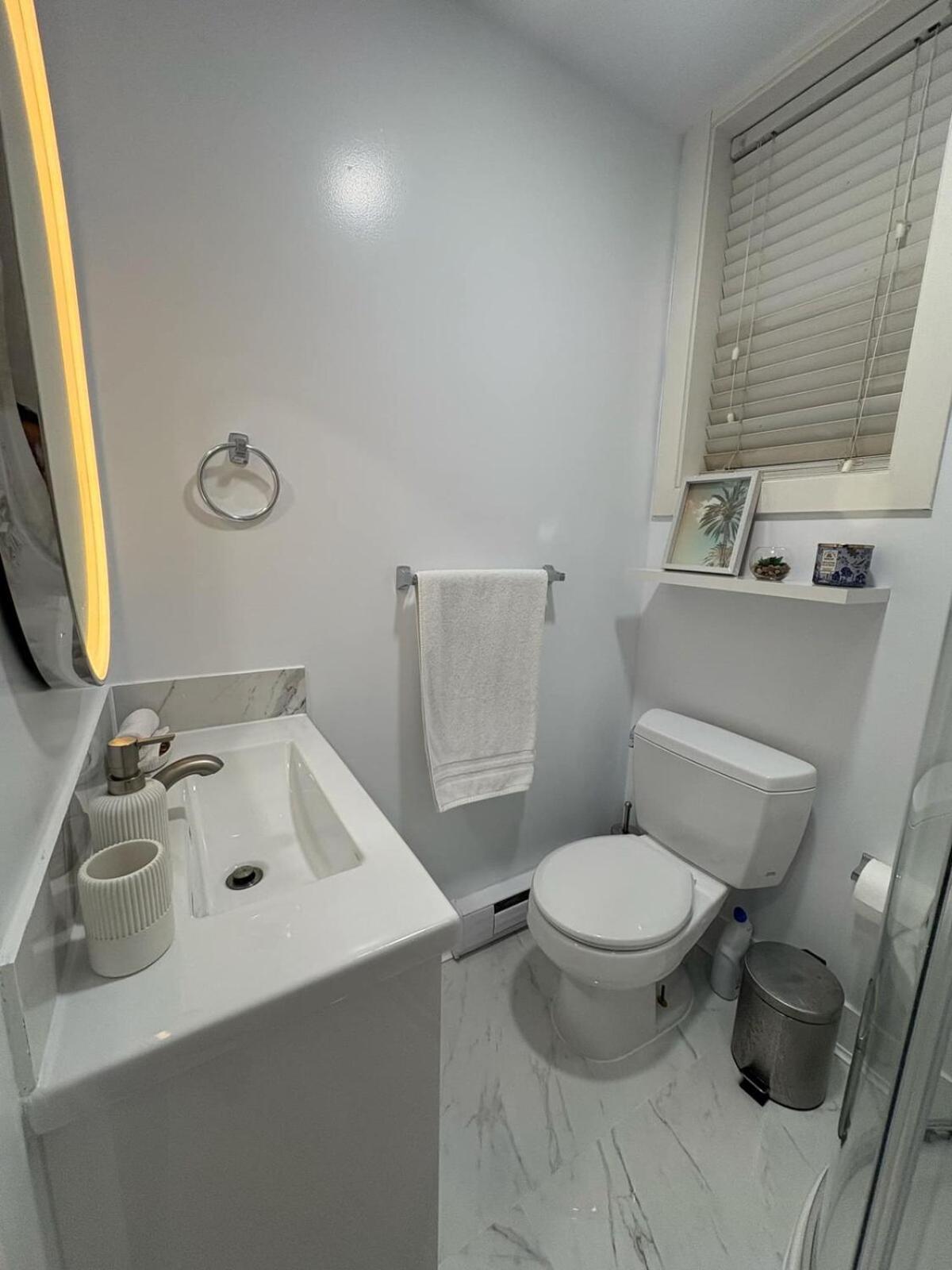 Guest Room With Private Bath In Langford Виктория Экстерьер фото