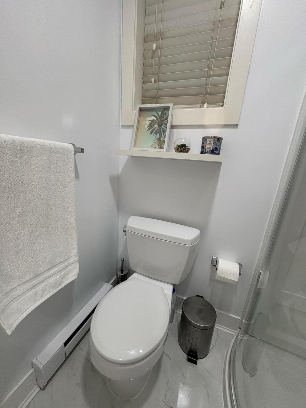 Guest Room With Private Bath In Langford Виктория Экстерьер фото