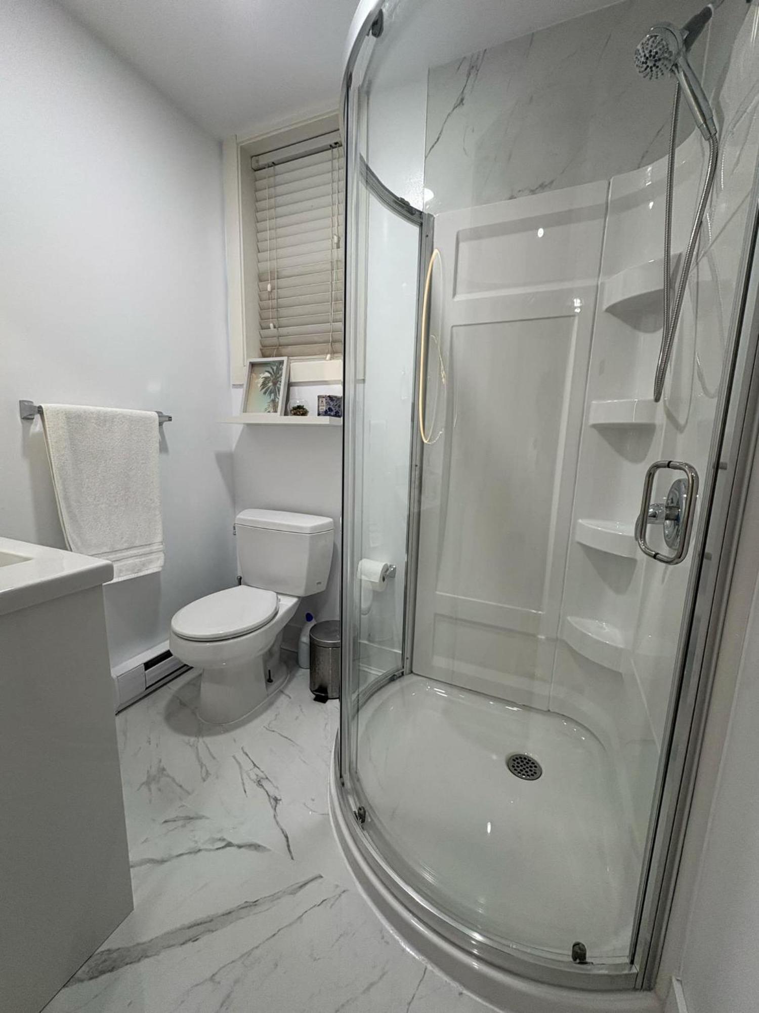 Guest Room With Private Bath In Langford Виктория Экстерьер фото